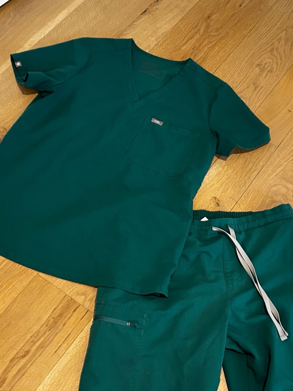 SET Figs Hunter EMERALD Green Scrubs Top M Bottoms MT - Picture 3 of 13